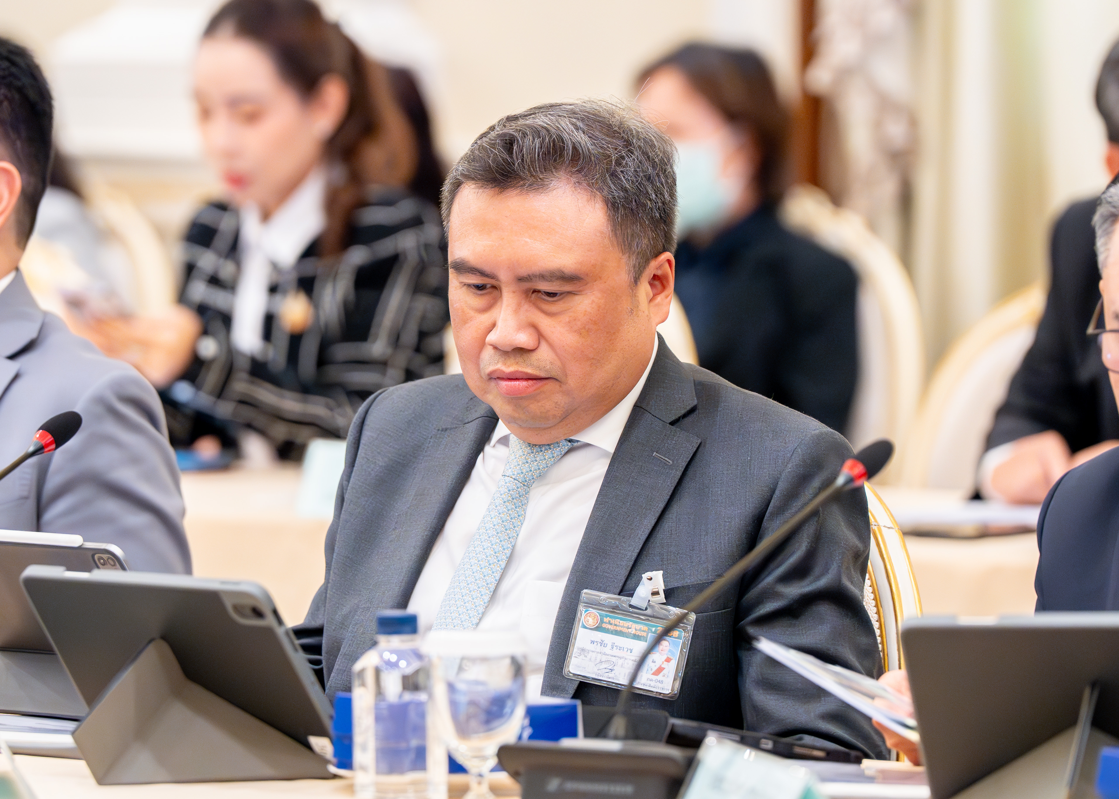 นายพรชัย ฐีระเวช ผู้อำนวยการสำนักงานเศรษฐกิจการคลัง พร้อมด้วยนายสิทธิรัตน์ ดรงมาศ ที่ปร...