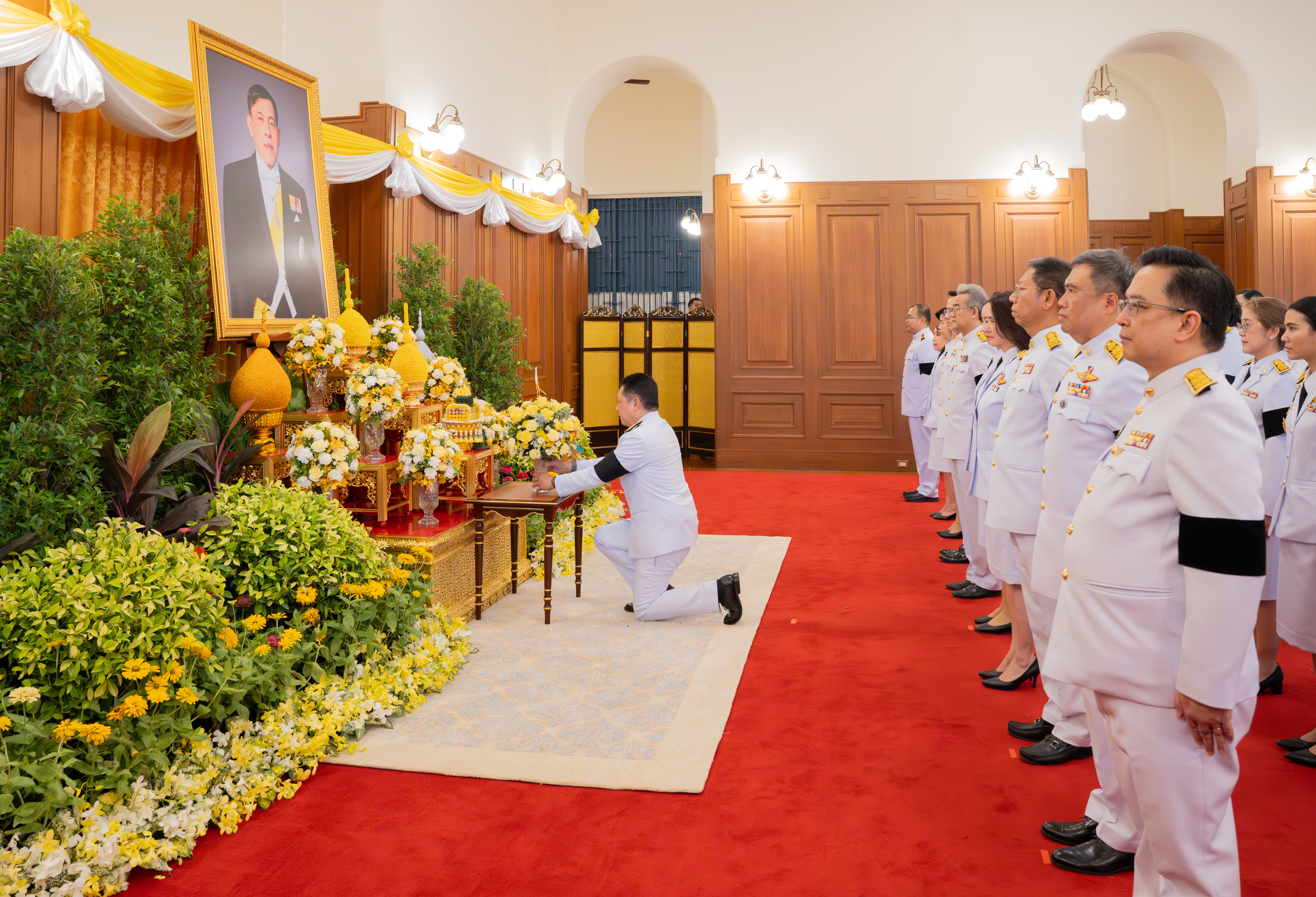 สำนักงานเศรษฐกิจการคลัง เข้าร่วมถวายแจกันดอกไม้ทูลเกล้าฯ ถวายเบื้องหน้าพระบรมฉายาลักษณ...