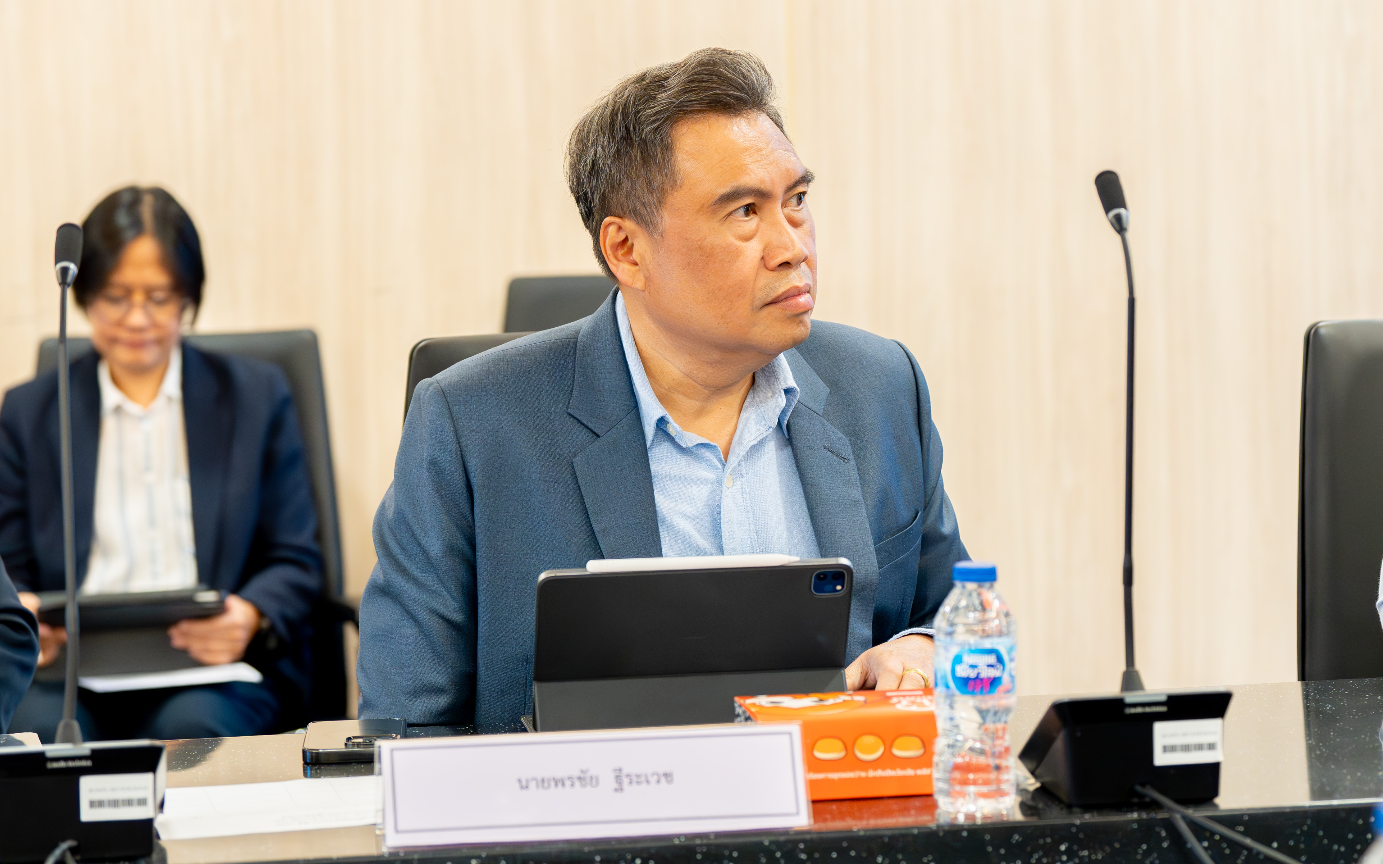 นายพรชัย ฐีระเวช ผู้อำนวยการสำนักงานเศรษฐกิจการคลัง พร้อมด้วยนายวโรทัย โกศลพิศิษฐ์กุล ท...