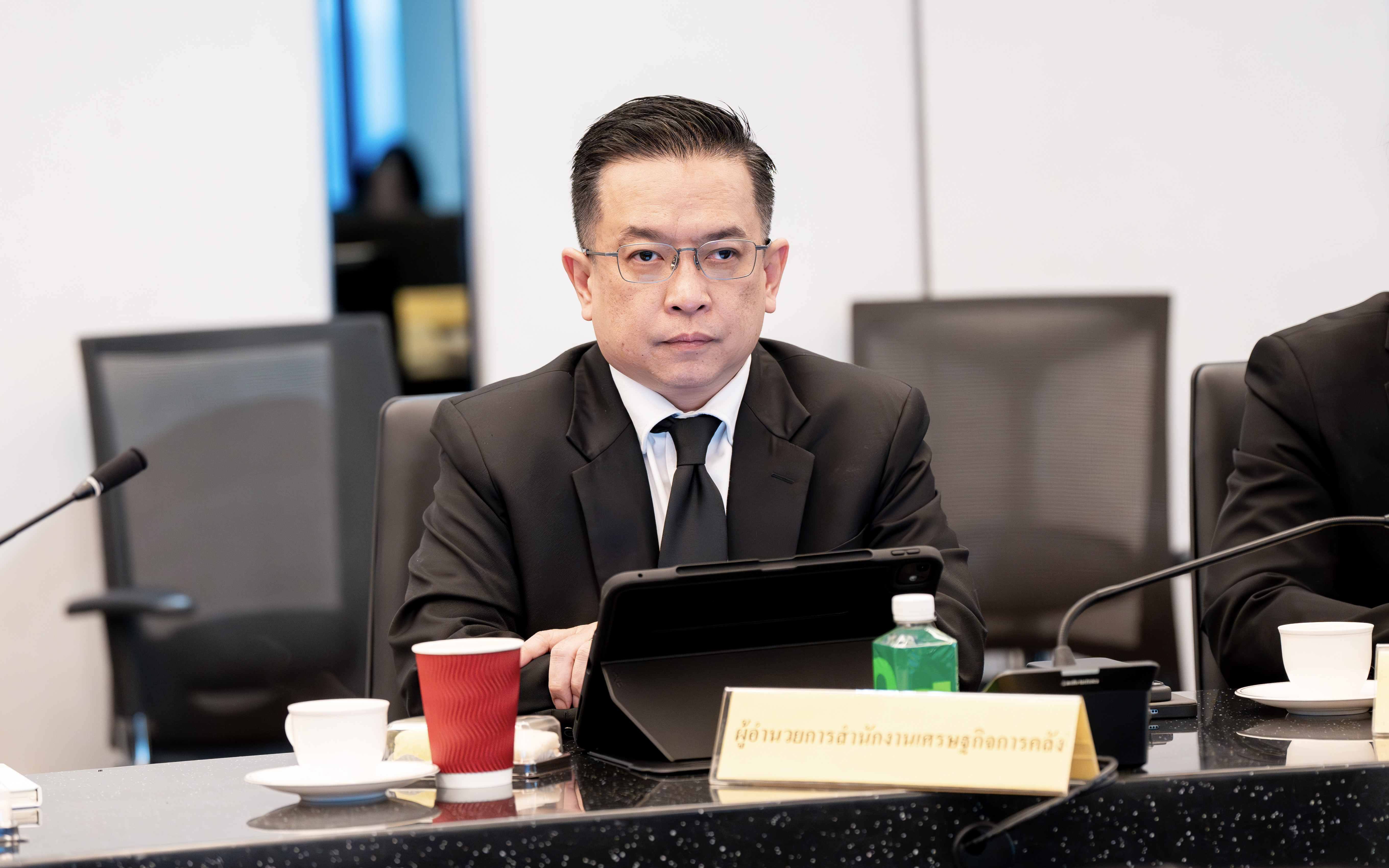 นายวินิจ วิเศษสุวรรณภูมิ ผู้อำนวยการสำนักงานเศรษฐกิจการคลัง พร้อมด้วยนายสิทธิรัตน...