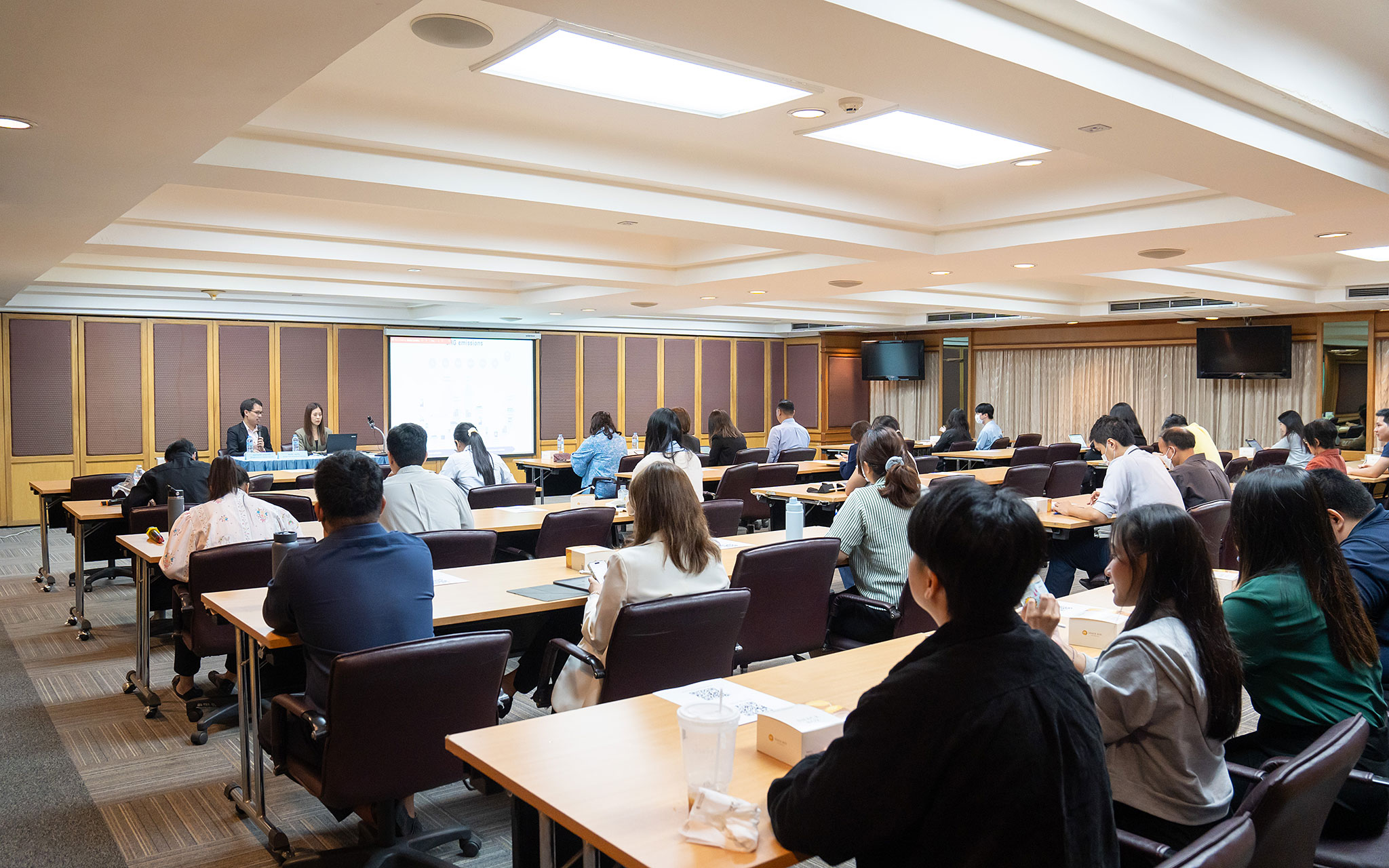 นางสาวสภัทร์พร ธรรมาภรณ์พิลาศ ที่ปรึกษาด้านเศรษฐกิจการเงิน สำนักงานเศรษฐกิจการคลัง เข...